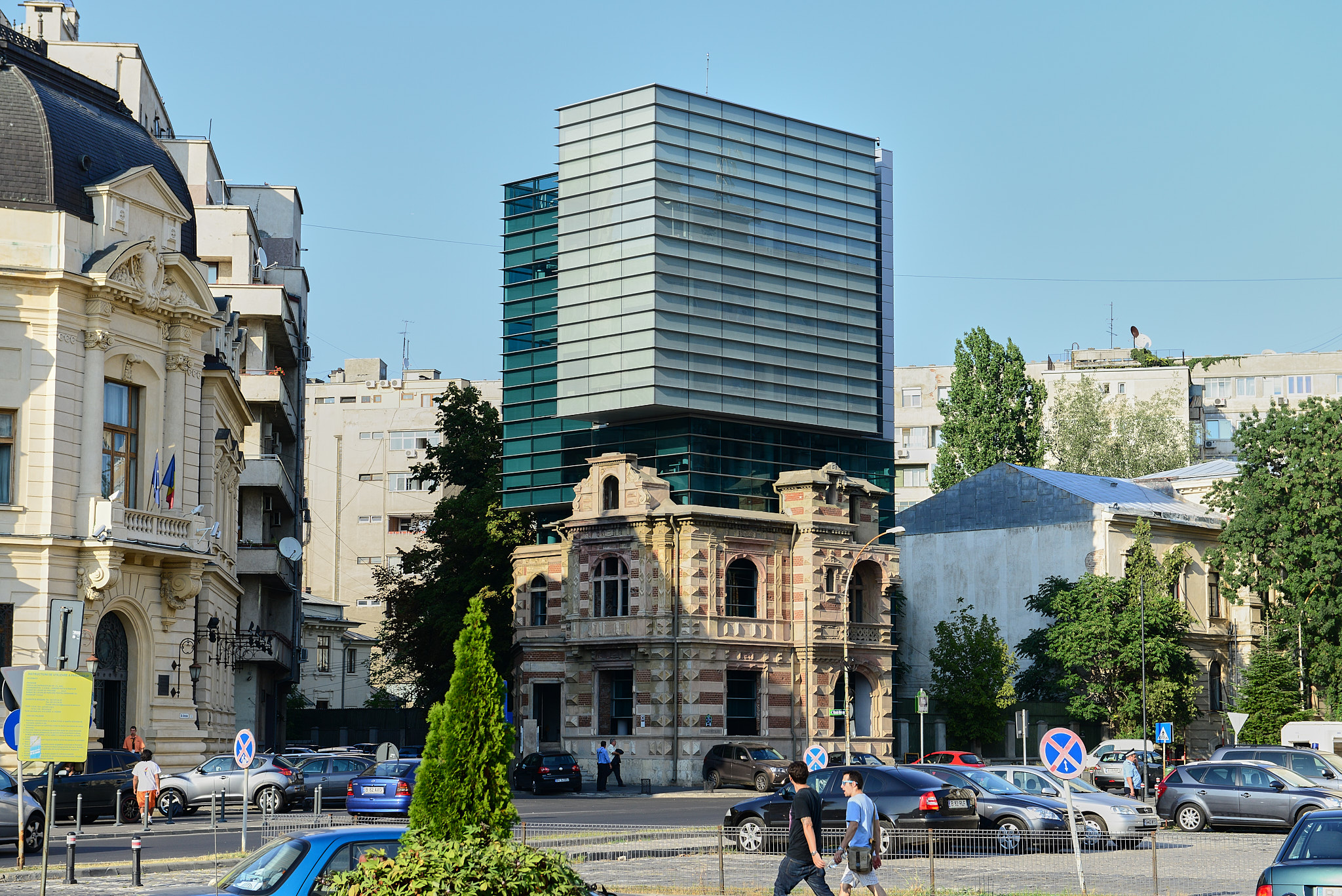 20130808 100 부쿠레슈티 국립미술관 앞 광장